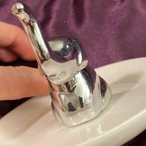 Baby Elephant Ceramic WHITE SILVER Sitting ELEPHANT TRINKET TRAY Ring Holder - Picture 7 of 9